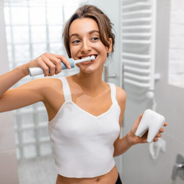 using-an-electric-toothbrush-after-getting-dental-implants-treatment 